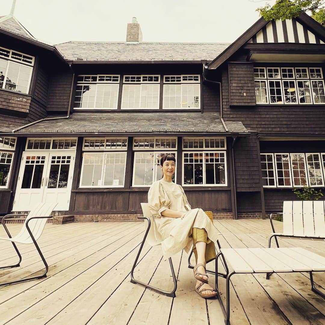 のインスタグラム：「鎌倉にあるレストラン 古我邸さん　@kogatei_restaurant が5月25日から アフタヌーンティーを始めるそうでお披露目を兼ねたアフタヌーンティーのご招待をいただき出かけてきました。 鎌倉は大学時代からよく訪れていた場所（サボって、小田急を降りずに片瀬江ノ島まで行き、そこから江ノ電で鎌倉まで、をわりと頻繁に。えへ。） なのに 知らなかった。こんなに素敵な場所。駅からすぐなのに裏には山があり、緑に囲まれた場所。 そして何より気がいい！ この場所に身を置くだけで気持ちいい。 そんな場所でのアフタヌーンティー。 目に美しく、そして意外な組み合わせの食材（柑橘とよもぎ、とか口に入れた瞬間の驚きも楽しい！）  同じテーブルでは 山藤陽子さん　@heights_yokoyamafuji  と 山葉子ちゃん @yoko_yama1202  （ヤマ・ヤマ・ヨーココンビ😆） 写真を撮りあったり、たくさんお話ししたり。 アフタヌーンティーの後は普段は非公開の二階や、裏山ツアーも見せていただきました。  お誘いくださった春美さん @haruhamiru  ありがとうございます。」