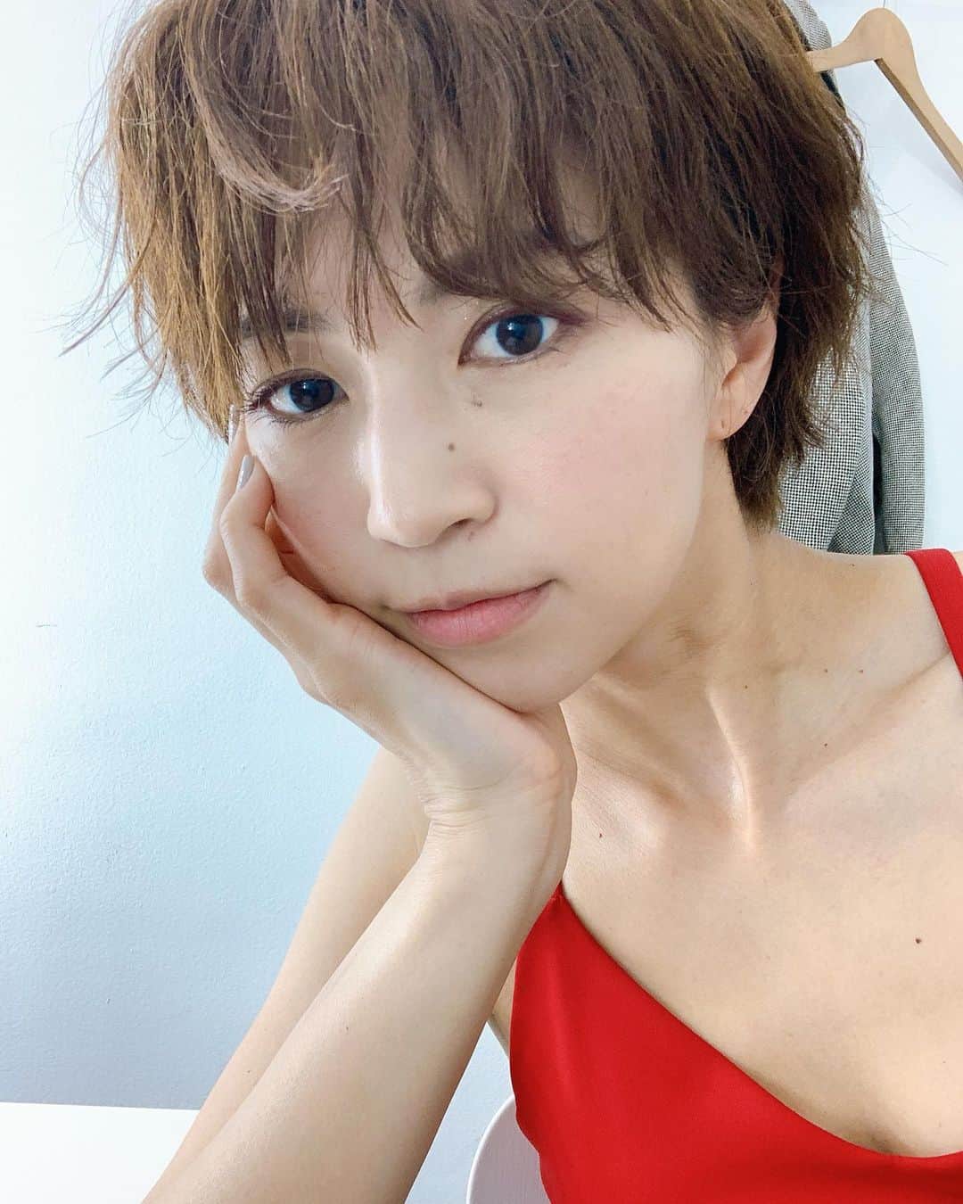 のインスタグラム：「昨日の撮影❤️  赤って。。。なんかいいな🤍  #goodmorning #red #shooting #hair #makeup #thanks #癖毛風　#伸びるの早いひと」