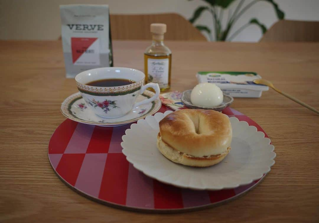 内山理名さんのインスタグラム写真 - (内山理名Instagram)「今朝は、#vervecoffeeroasters ETHIOPIAをセレクト☕︎🥯　  いい香り〜。ジューシーですっきり美味しいね！  #coffeetime」4月28日 11時03分 - rinauchiyama_official