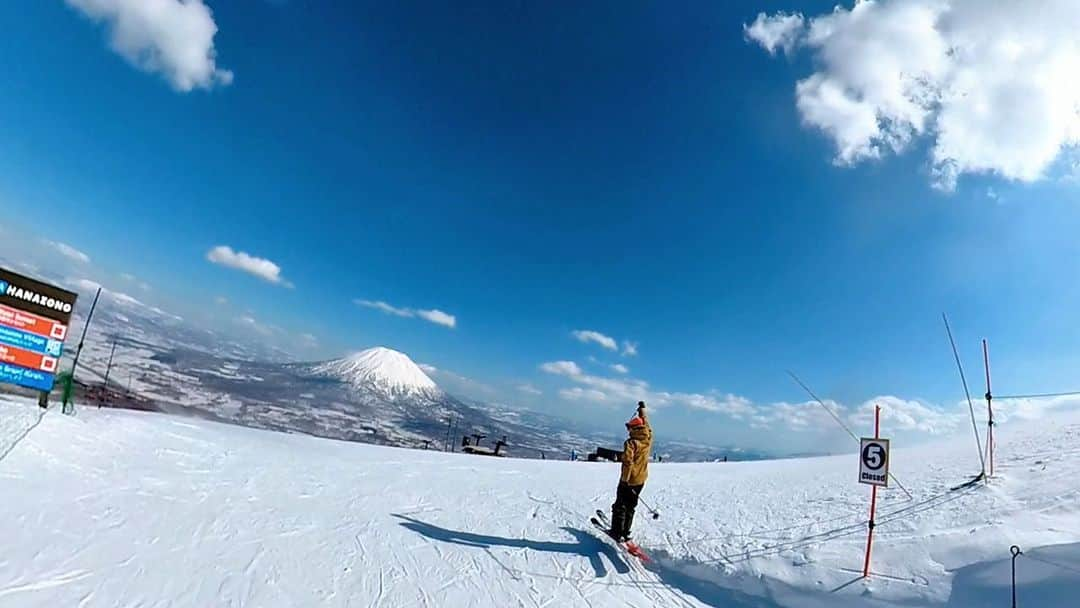 DJ HALのインスタグラム：「Niseko Day 2 (4/2) With @curristick ⛷  だいぶ前の北海道になります📹  4月頭のニセコ🏔 最高の天気☀️  下の方は午後にかけてシャバ雪 北斜面はかなりいい感じの雪質 この2週間後にずっと写ってる羊蹄山に登ります🔥🏔🙌🏾  1分位に収めないと画質が落ちますね🤨  #Niseko #curristick #april #theday #insta360 #Geki #Ski」