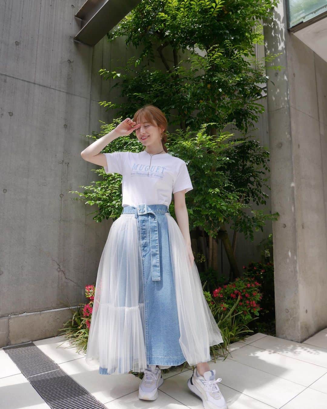 のインスタグラム：「🤍🌷  昨日のインスタライブで着ていた @jour.de.muguet  新作のTシャツ♡  とってもお気に入り…♡  私が着用しているのはレディースのSサイズです👀  5月1日はmuguetdayイベント！ 最後のイベントです！ ぜひ遊びに来てね♡  この新作のTシャツも5月1日から受注スタートします♡  Tシャツ @jour.de.muguet  スカート　@grace_continental.div  スニーカー　@pumajapan   #fashion #ootd #jourdemuguet #153cmコーデ #ゆかこーで #gracecontinental #puma #tshirt  #コーデ」