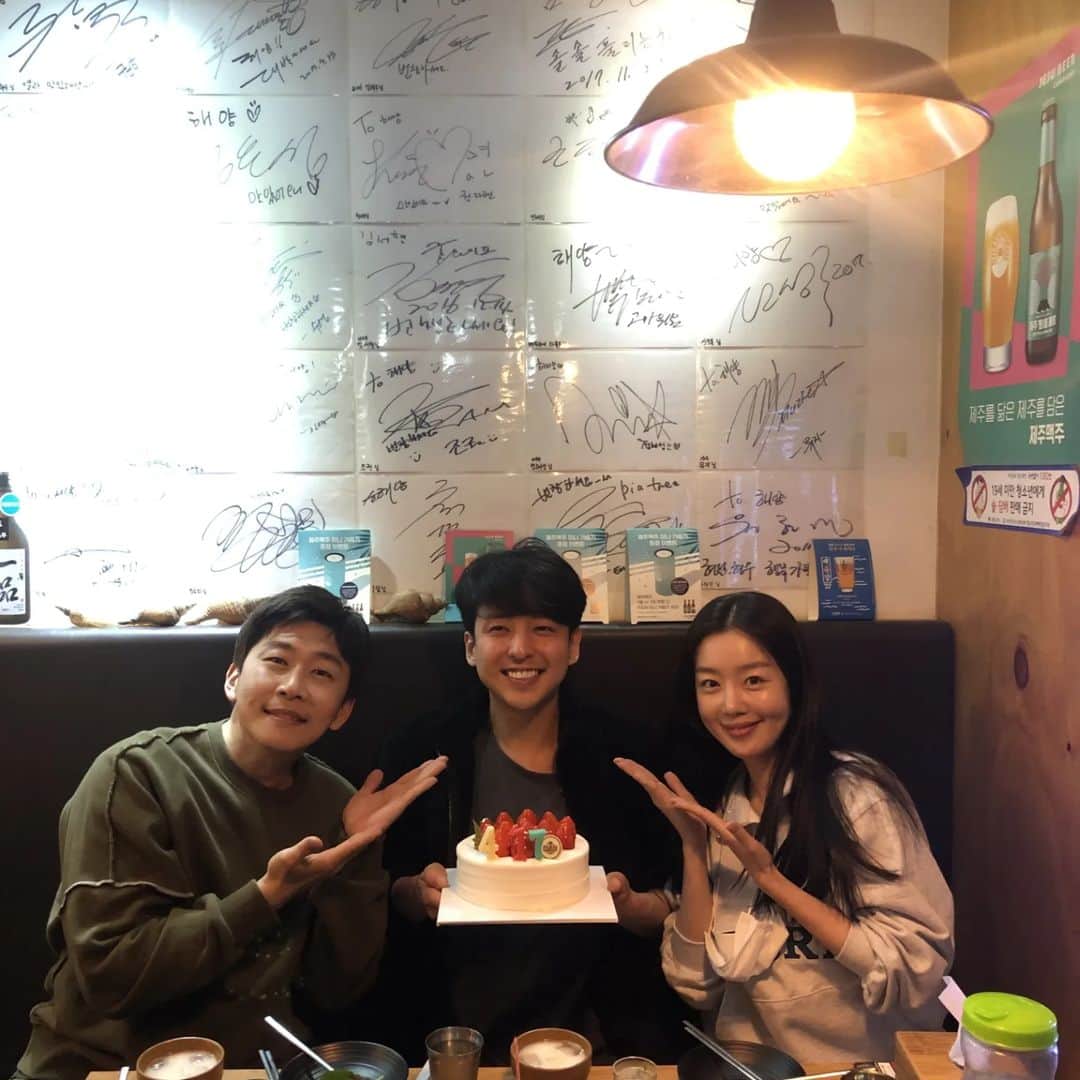 キム・キボムのインスタグラム：「마지막 촬영날!!! 5년만에 다시 시작한 작품이라고 제욱이 선화 둘다 케익 준비를...」