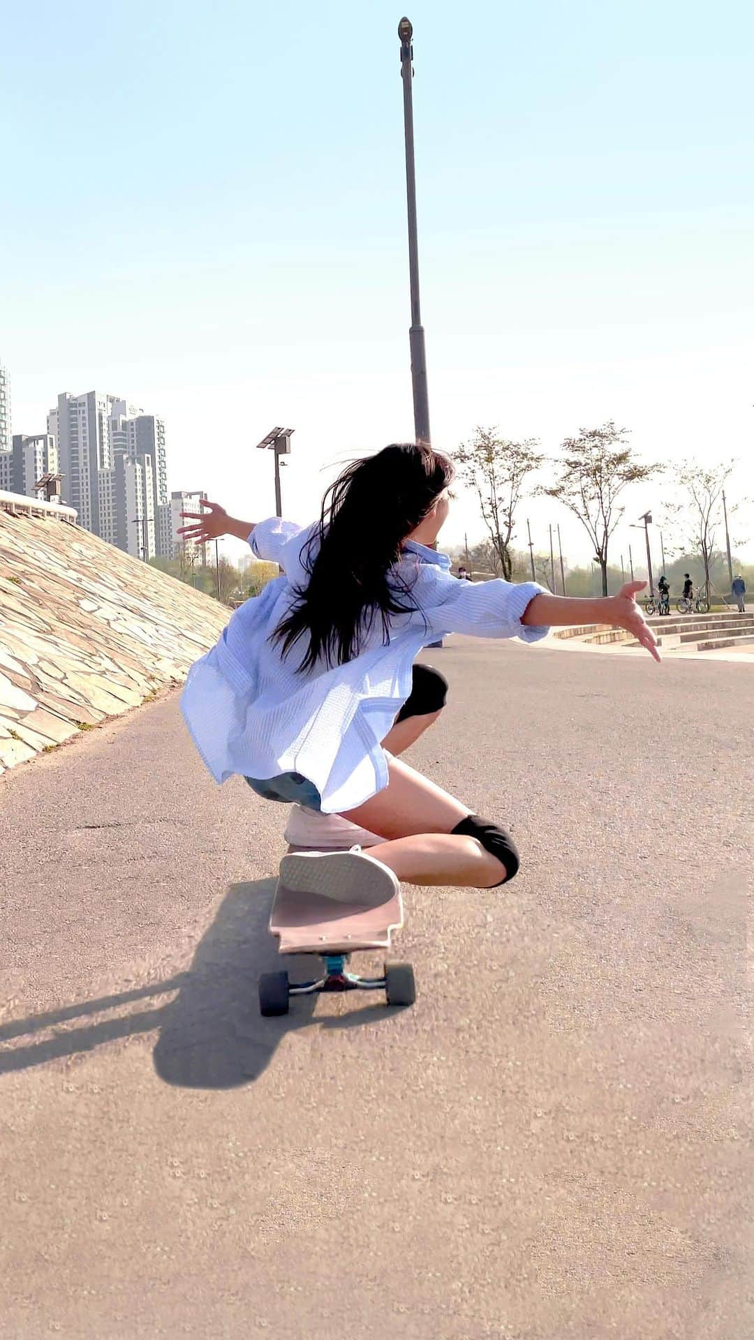 コ・ヒョジュのインスタグラム：「날 좋은 날 크루징☀️🛹 크루징이라고 카메라랑 자꾸 아이컨택하고 끼부림🫣 상쾌한 척 시원한 척 청량한 척🤫💙  마지막에 뭐라고 했게요?? #롱보드 #크루징 #longboard #longboardcruising #cruising」