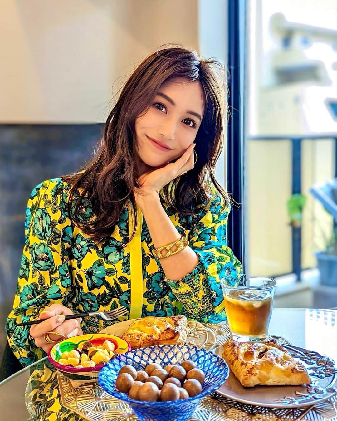 石井里奈さんのインスタグラム写真 - (石井里奈Instagram)「こんにちは💕 . 今日は里奈ログ☀ 先日オーストラリア産マカダミアナッツナッツのイベントに参加して紹介されたお料理を早速おうちでも作ってみました👩‍🍳👏✨ @australianmacadamiasjapan  . トレイルミックスとマカダミアナッツパイ🧡セミナーで教えてもらったレシピを自分なりにアレンジ👩‍🍳💕 . トレイルミックスは夏ぽい柑橘系のオレンジやパインのドライフルーツを入れて...💗パイには、ココナッツとバナナとチョコレートも一緒にいれて焼いてみたよ🤭❤️ . マカダミアはそのまま食べてもコリっとしててとってもおいしいのだけど ごはんやデザートなどいろんなお料理との相性抜群🙆‍♀️特に今回作ったパイは大好評で女子会のお土産でももっていきました👍❤️パイシートで簡単に作れる！ . マカダミアはグルテンフリーで健康と美容に嬉しい栄養素がたっぷりなので 美意識高い女子には嬉しい❣️ スポーツ前後にもとるのもおすすめ💪最近は朝トレを週一やっているのでその後にトレイルミックス食べたり🙆‍♀️マカダミアナッツオイルでマカダミアを炒っても香ばしくて美味しいし、色んな楽しみ方ができますよ👌また紹介しますね❣️ . #Australianmadcadamias #discovermacadamias #macadamianuts #macadamia #オーストラリアマカダミア #マカダミアナッツ #マカダミアオイル #ナッツパイ #トレイルミックス #おうちごはん #おうちごはんlover #おうちごはん部 #ナッツ #朝ごはん #breakfast #グルテンフリー #グルテンフリーレシピ #グルテンフリー生活 #サラダ #おうちcafe #お料理記録 #料理好き #簡単レシピ #ダイエット #ヘルシーレシピ #ヘルシーメニュー #ヘルシー #ダイエットレシピ #ダイエットメニュー #オーストラリア」4月28日 12時12分 - ri7tin1025
