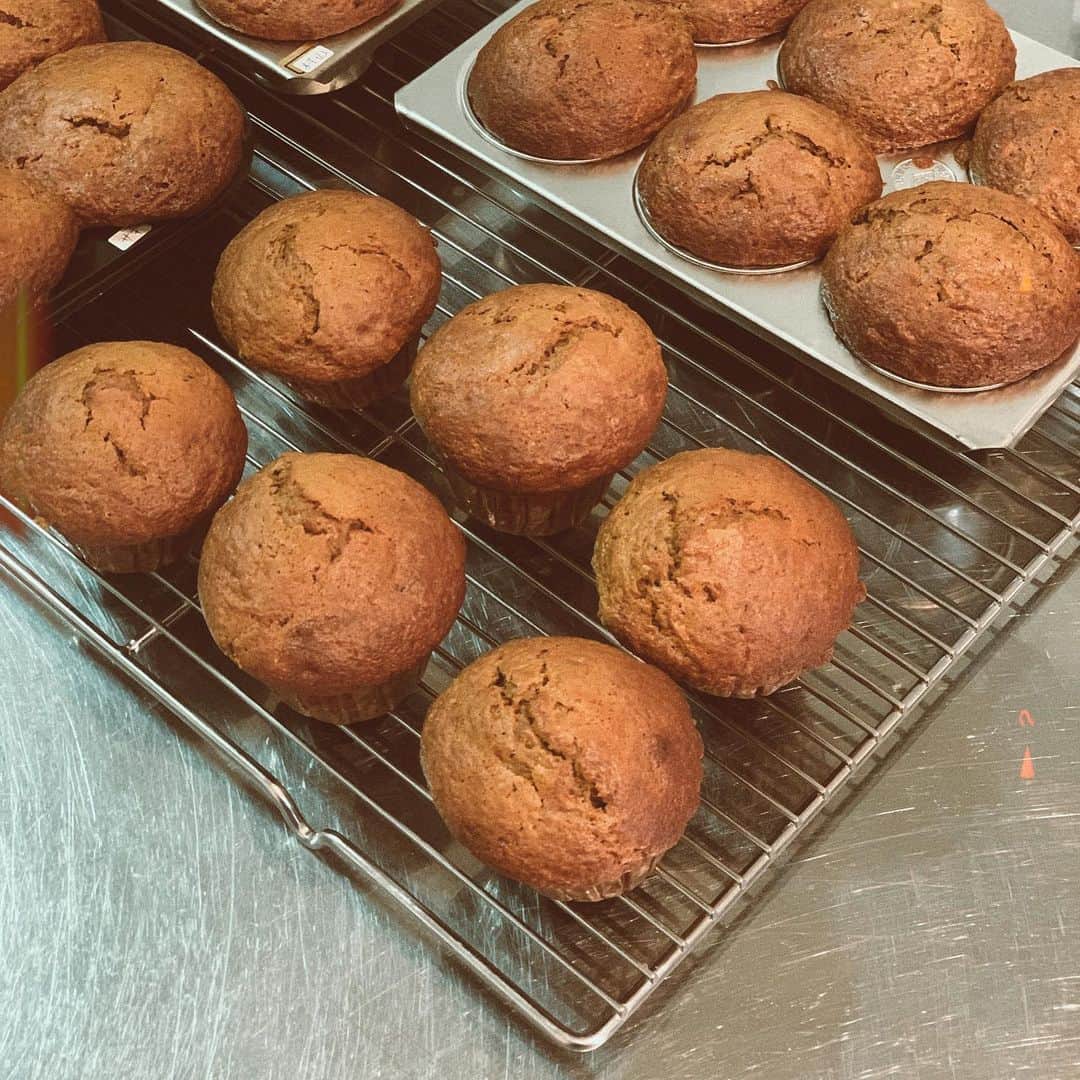 畑中奈緒美のインスタグラム：「・ 🥣🥕・ ・ ・ 美味しすぎたからまた早く作ってみんなに配りまくりたい🙂🧡・ ・ ・ #bake #carrotmuffins #キャロットマフィン  #焼き菓子」