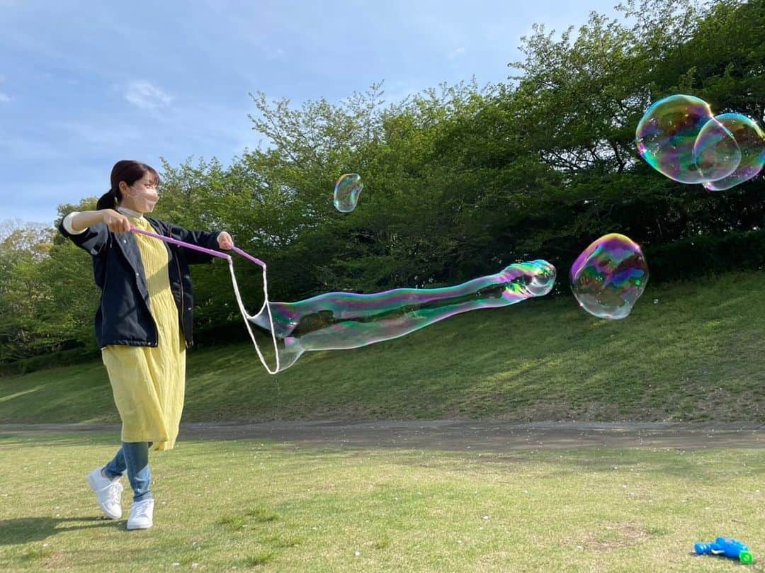 北村花絵のインスタグラム：「ある晴れた日、県大の芝生広場でキャッキャ言いながらシャボン玉を飛ばしていた大人は私です。笑  この巨大シャボン玉もコンパクトテーブル＆チェアも全てDAISOグッズ！おそるべしDAISO！  この連休大活躍してくれそうです☺️  詳しくは今日のただいまテレビで！  #daiso  #ただいまテレビ  #シャボン玉職人」