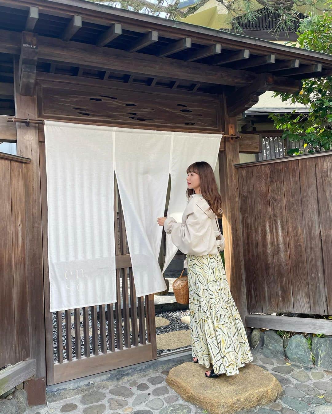 のインスタグラム：「今回訪れた @enso_osaji は鎌倉、小町通りの裏路地にある元置屋をリノベーションした場所でここだけで感じられる穏やかな空気感にとっても癒される🕊  調香体験スペース、レストランの他にも @osaji__ のスキンケアアイテムや、ネイル、ensoのオリジナルのグロッサリーが揃うショップなども揃っているので色々楽しめます❤︎  季節によって変わるお食事もまたゆっくり味わいに行きたいな//  #enso #osaji #kamakura #youtube #vlog #ランチ #鎌倉 #ランチ #ショッピング #ビューティー #スキンケア」