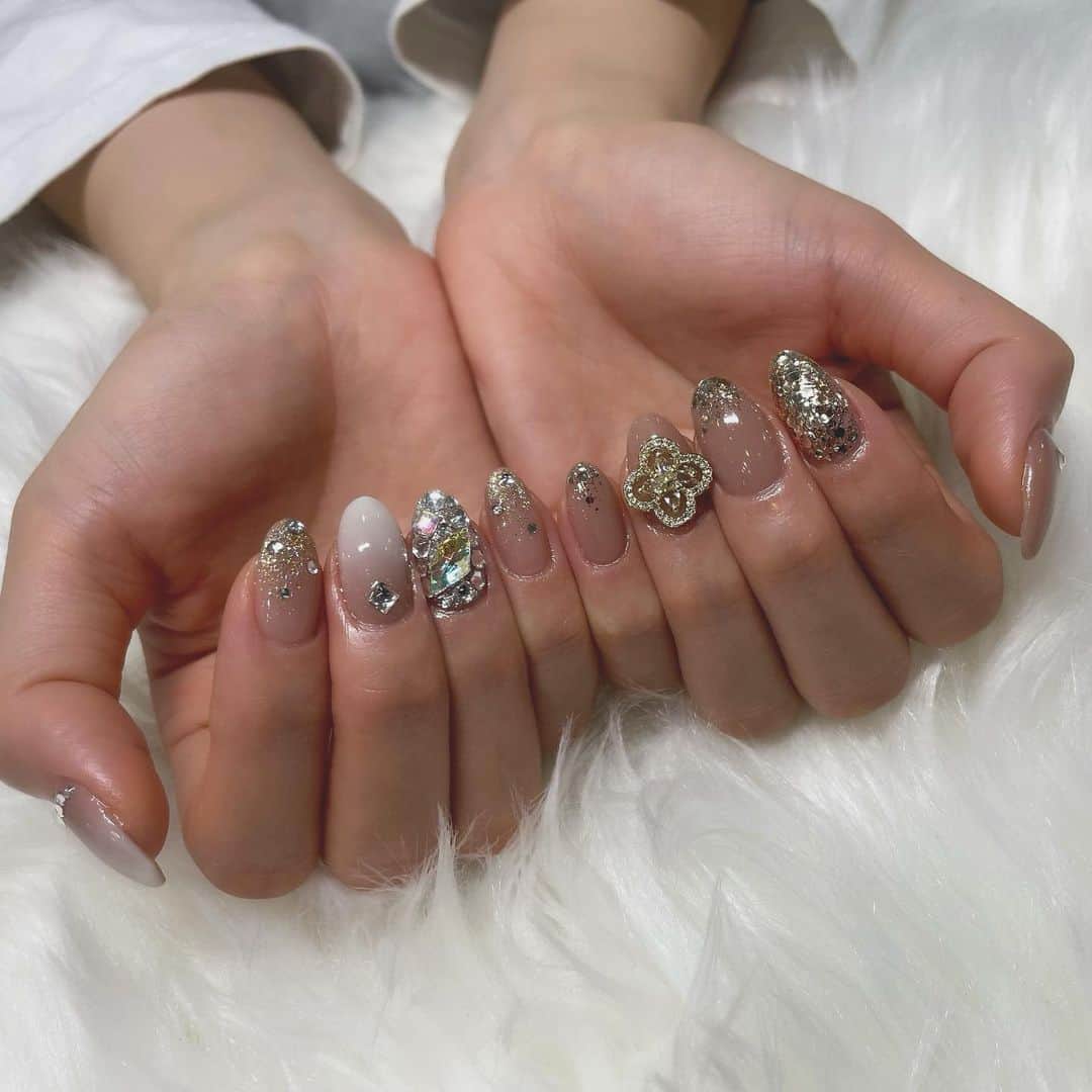 加美杏奈のインスタグラム：「・ New Nail💅*.+ﾟ  実はバーレスク出演前にキラキラにしちゃった😶‍🌫️⸜❤︎⸝‍  #nail#nails#springnails#埋めつくしネイル#ヴァンクリネイル#ヴァンクリーフ#ベイビーブーマー#ヌーディーネイル」