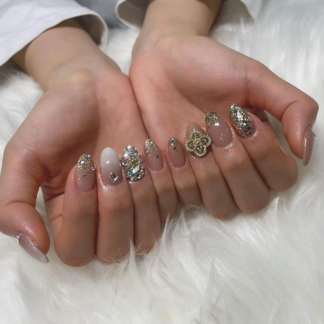 加美杏奈さんのインスタグラム写真 - (加美杏奈Instagram)「・ New Nail💅*.+ﾟ  実はバーレスク出演前にキラキラにしちゃった😶‍🌫️⸜❤︎⸝‍  #nail#nails#springnails#埋めつくしネイル#ヴァンクリネイル#ヴァンクリーフ#ベイビーブーマー#ヌーディーネイル」4月28日 13時31分 - anna.kami3