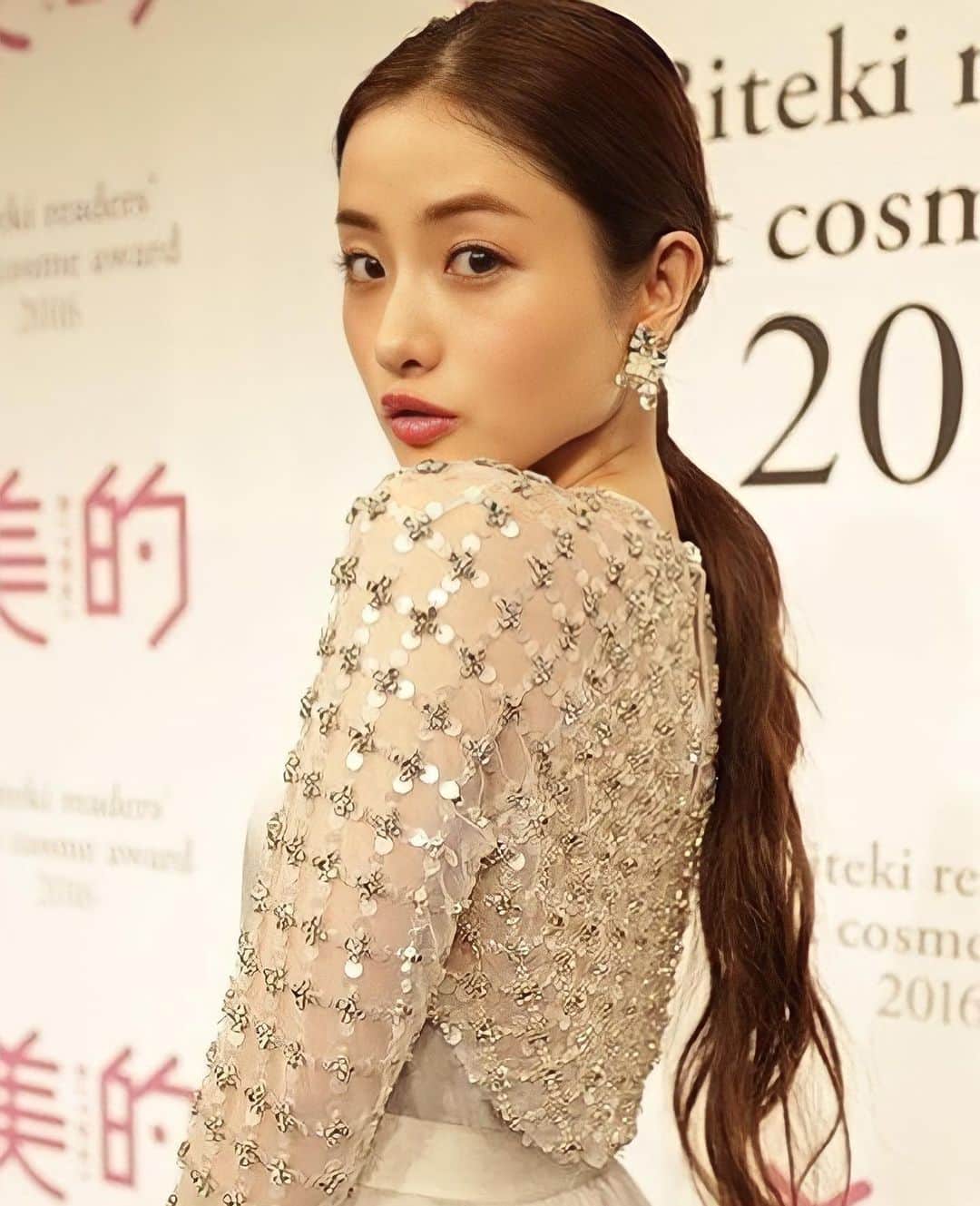 のインスタグラム：「美人すぎる #石原さとみ さん #美的 #前髪なし #一つ結び #ロング #巻き髪 #笑顔 #可愛い」
