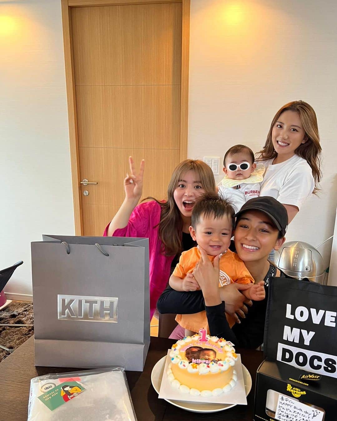 のインスタグラム：「可愛い可愛いきぺくんの 少し早いお誕生日祝い🎂🎉 もう1歳になるなんて早すぎる🥹  いつも写真撮り忘れちゃうから 今回はみんなで撮れてよかった🫶🏻」