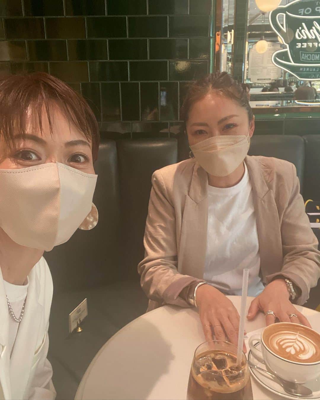 畑野ひろ子のインスタグラム：「仕事の後、マネージャーと打ち合わせ☕️ ずっと行きたかった　@ralphscoffee  美味しそうだったチョコブラウニー、今日は我慢😅」