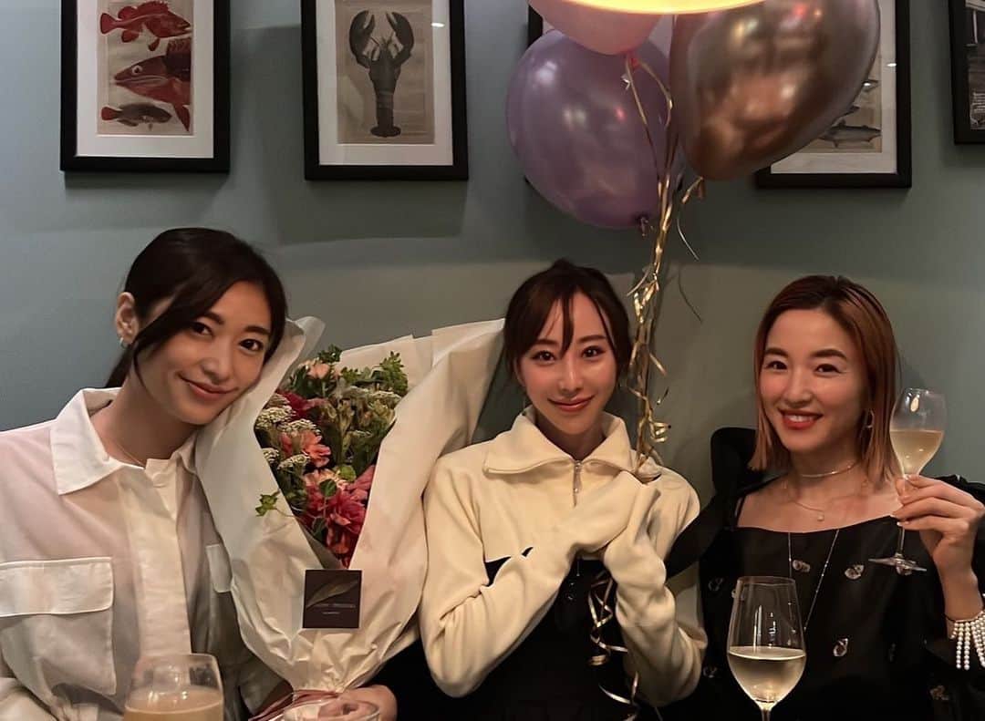 のインスタグラム：「Happy Birthday RYOKO🤍  これからも明るくケラケラ笑いながら私のお酒の相手してね🧟‍♀️💕w  おめでとう🎉😘  @ryokoak45  @tkco」