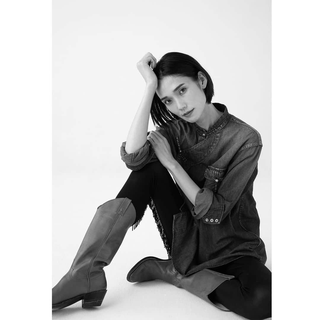 進藤郁子のインスタグラム：「ELLE online  FOCUS ON vol.15 『二階堂ふみとTAOが感じる、偏見と新しい価値観について』  #repost @fuminikaidosma via @PhotoAroundApp  ELLE online  FOCUS ON vol.15 『二階堂ふみとTAOが感じる、偏見と新しい価値観について』  ゲストはTAOさん  @taookamoto  @ellejapan  @makimakaribbon  @ikukoshindo  @hiroshi.shiohara」