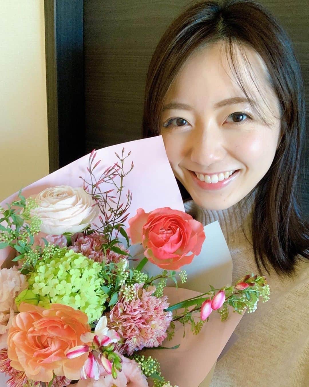 フジテレビアナウンサーのインスタグラム：「. 内田嶺衣奈です。  私のハッピーの源は… お花を飾り、季節を感じること💐 そして甘いものを食べる時間も欠かせません。 最近は無性に食べたくなりクレープをつくりました🍓  お花があると、部屋の空気も心も浄化され明るくしてくれる気がします＊ 柔らかな日差しが差し込む時間帯が特にお気に入りです😊  季節のお花を少しずつ知っていくのも密かな楽しみ…🥰！  #8ッピー #フジテレビアナウンサー #内田嶺衣奈 #季節のお花 #クレープ」