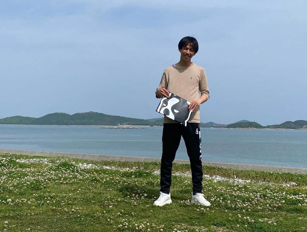 佐藤謙介のインスタグラム：「. 暑さがなかなか厳しくなってきましたが、カフェするにはちょうどいい季節😎  リラックスも大事👍 苦しい状況を打破できるよう頑張ります！  いつもありがとうございます😊 @soccerjunky_official   ○ブランド直営店インスタアカウント @claudiopandiani_onlineshop  @claudiopandiani_shop   #サッカージャンキー #春コーデ #カフェ #親子時間 #息子 #3歳 #アイス #完食」