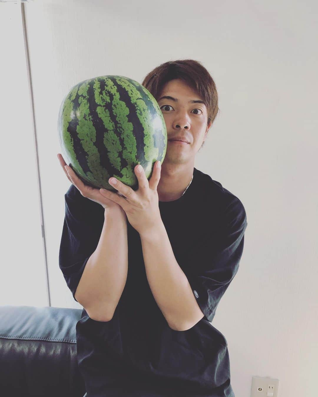 白崎浩之のインスタグラム：「これはデカい🍉 ありがたく頂きます✨  #たじり農産 #よしきありがとう🙃 #また飲もっす🍺」