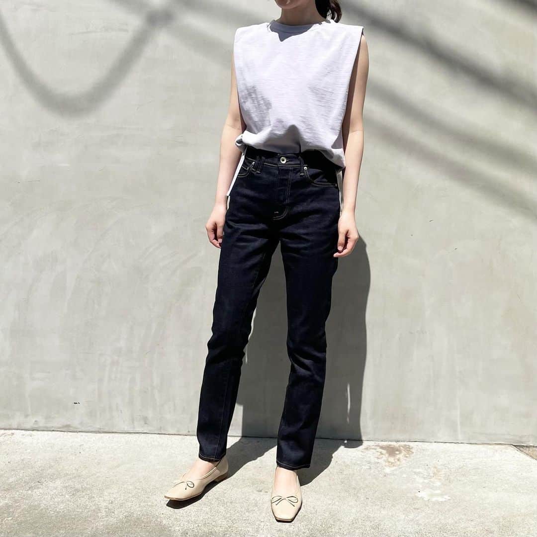 Moname Official Instagramのインスタグラム：「. 深みのある色のデニムは 落ち着いた印象になりがちなアイテムなので トップスにはカラー物を取り入れて華やかな印象に✨ . CHARLOTTE-Slim Tapered- No.41113004 col.RIN ¥18,700 . #moname #22ss #デニム #コーデ#モナーム #instagramfashion #denim #moname_code #jeans #デニム#ストレッチデニム」