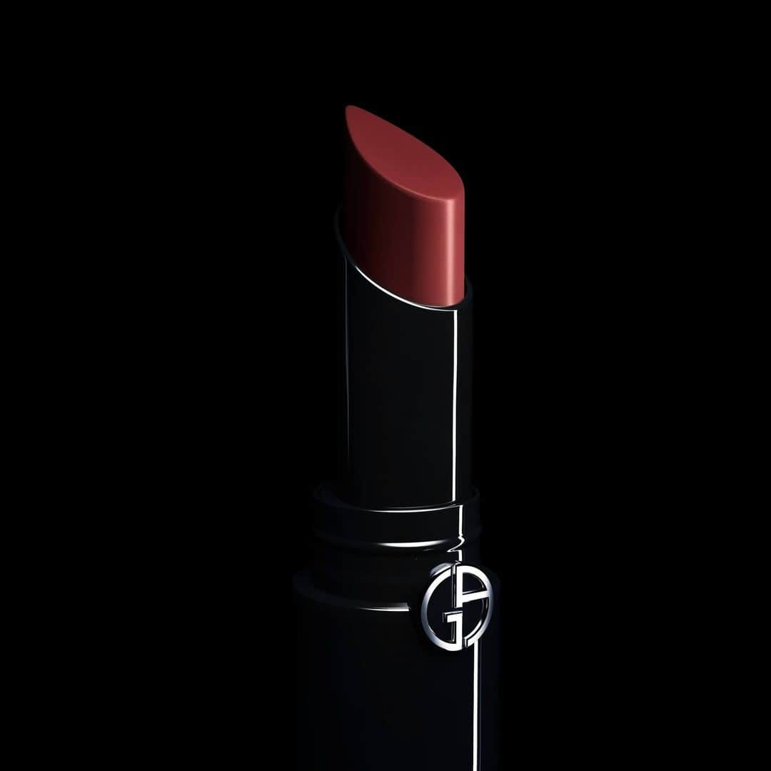 Armani Beautyさんのインスタグラム写真 - (Armani BeautyInstagram)「Form meets function. LIP POWER’s drop-shaped bullet aids precision for mistake-proof application. Shade 504 delivers a sophisticated red lip that never goes out of style.   Try on the full shade range, on the filter tab.   #Armanibeauty #ArmaniLipPower #LipPower #lipstick」4月28日 17時00分 - armanibeauty