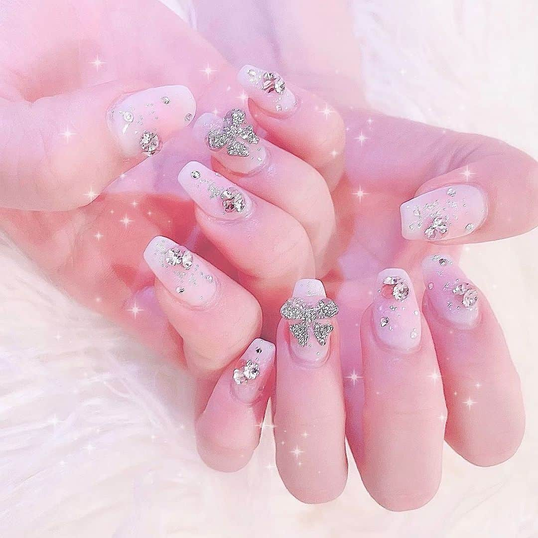 斎藤あみりさんのインスタグラム写真 - (斎藤あみりInstagram)「New🎀♡チークネイルすこ ・ ・ ・ ・ ・ #newnail#nail#チークネイル#ワンホンネイル#リボンネイル#」4月28日 17時00分 - amirichan123