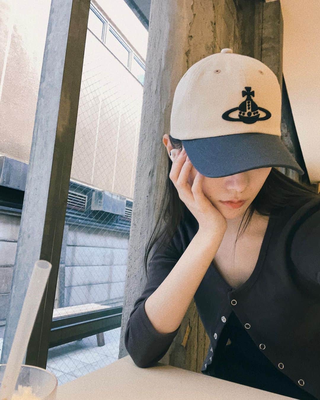 江田友莉亜のインスタグラム：「🪐🖤」