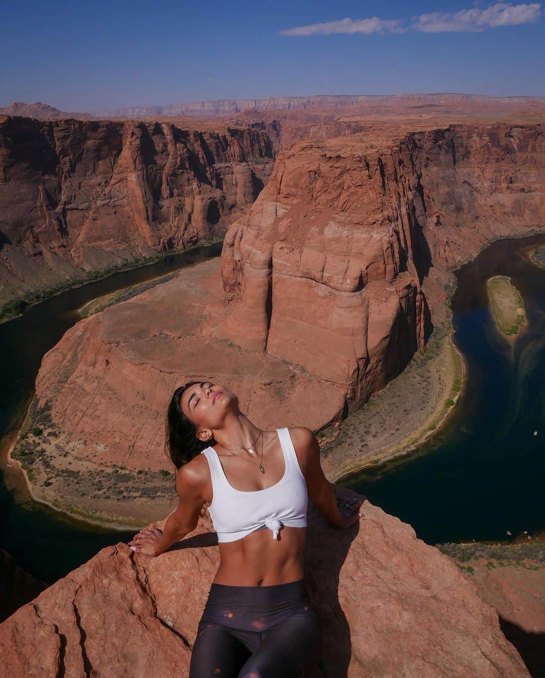 キラ・サントーロのインスタグラム：「My parents raised me to fear nothing so I decided to really live my life on the edge this week.」