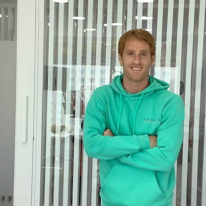 アレハンドロ・フェルナンデス・イグレシアスのインスタグラム：「En las mejores manos posibles en @clinicadentalcalas 😁✌🏻」