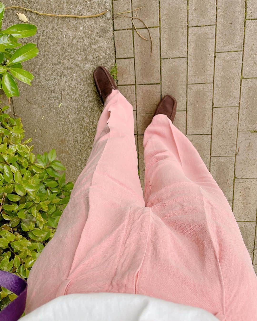 トリンドル玲奈さんのインスタグラム写真 - (トリンドル玲奈Instagram)「@auralee_tokyo のぴんくパンツと ダークブラウンの靴♡  どちらも素材が…🥺好きです。  因みにバッグは、 @loewe ❤︎  今日は過ごしやすいお天気だったね☀️」4月28日 19時39分 - toritori0123