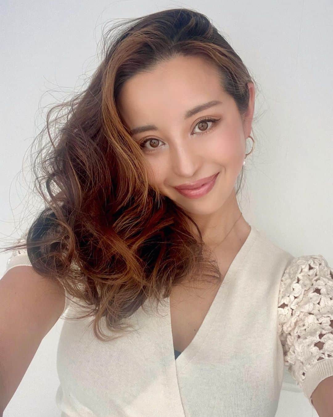 PINKYのインスタグラム：「I changed my hair & makeup💄  @biotopeclinic でリップアートメイクをしてもらってから1ヶ月💫 スッピンでもメイクした時でも、唇はそのままで完璧なので最高💋✨  そして、可愛いすぎるYouTuberを発見してヘアメイク動画を参考にしたら、凄くいい感じになった😳　@hehejihee 📺💃  もともとしっかりアイメイクが好きだったけど、アイシャドウもほぼ塗らなくていいし、マスカラもちょぴっとだけで良いのね！と、感動🥺w (ファンデーションはもともと塗ってなくて、ccクリームとパウダー少しのみ。)  新しい学びがあると嬉しいものです🌸  ・・・  #love #happy #family #momlife #newhair #newmakeup」