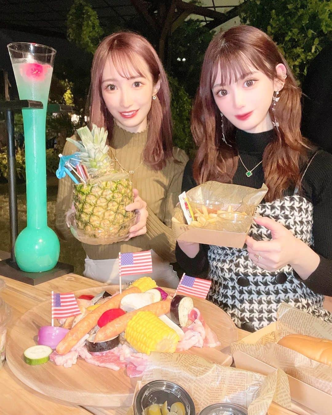 ゆうめろさんのインスタグラム写真 - (ゆうめろInstagram)「新宿で期間限定で開催されている @hello_beergarden に行って来ました🍻❤️❤️ ・ 新宿ルミネ1の屋上で4/29日〜9月末まで開催されている プレオープンに招待して頂きました🥰 ・ この夏は、新宿でBBQ🍖💕 BBQのコースは、アメリカ、韓国、メキシコを イメージした見た目もポップなBBQコースと 常時4種類以上の世界のビール、 1000種類のカクテルとハンドメイドサワーが 飲み放題で楽しめます🍻⭐️ ・ 食材持ち込みプランでのご予約も可能👏 暗くなってからは逗子海岸映画祭を 手掛けるクリエイター集団「CINEMA CARAVAN」の 映画も上映します🎬✨ ・  私は、今回アメリカンコースを頂きました🇺🇸 次は、韓国やメキシコのコースも頼んで見たいです🍹 ・ 洋服は、 @lucepopo_official 🖤 ・ 期間:2022年4月29日～9月30日 〒160-0023  東京都新宿区西新宿1丁目1-5  ルミネ1-RF エルテラス 営業時間 平日16:00～23:00（LOフード22:00／ドリンク22:30） 土日祝12:00～23:00（LOフード22:00／ドリンク22:30） ※7月8月は全日12:00～23:00 お問い合わせ TEL：03-6304-5660（11:00～22:00） ・ #新宿ビアガーデンhello  #bbq」4月28日 20時08分 - yk.o0