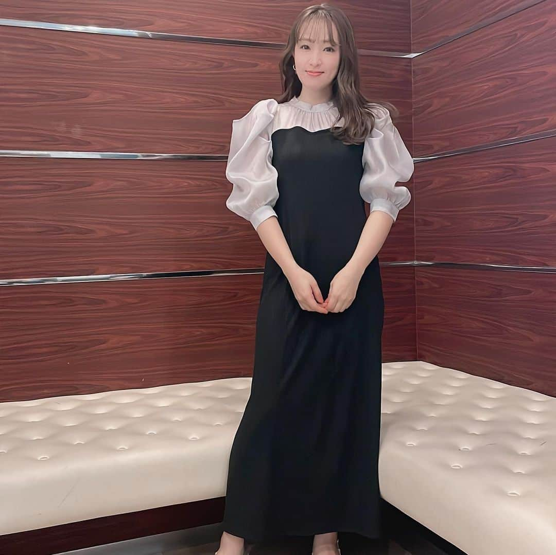 大沢あかねさんのインスタグラム写真 - (大沢あかねInstagram)「出演番組のお知らせです❤️ 明日29日金曜日  TBS「今回だけ言わせて！夫だってツラいよ！！」が放送になります☺️ 普段、なかなか奥さんに言えない旦那さんのための応援バラエティ？？笑🤣 人気芸人さん達が芸能人夫婦の日常をコントで再現してくださり、、爆笑でした🤣🤣 爆笑問題のお二人のご夫婦のお話も楽しかったです😆 共演した、チーム奥さんは、 ミキティ❤️中村仁美さん❤️ 高橋みなみちゃん❤️ 楽しすぎるメンバーでした🥰  明日、ぜひご覧くださいね🙇🏻‍♂️  衣装は…  ワンピース @dazzlin_official ピアス @mimi33_official 靴 @charleskeith_jp  そしてこの度、濃厚接触者になってしまい、関係各位の皆様には ご迷惑おかけして本当に申し訳ございませんでした。 今後共よろしくお願い致します🙇🏻‍♂️  大沢あかね」4月28日 20時11分 - oosawa_akane.official