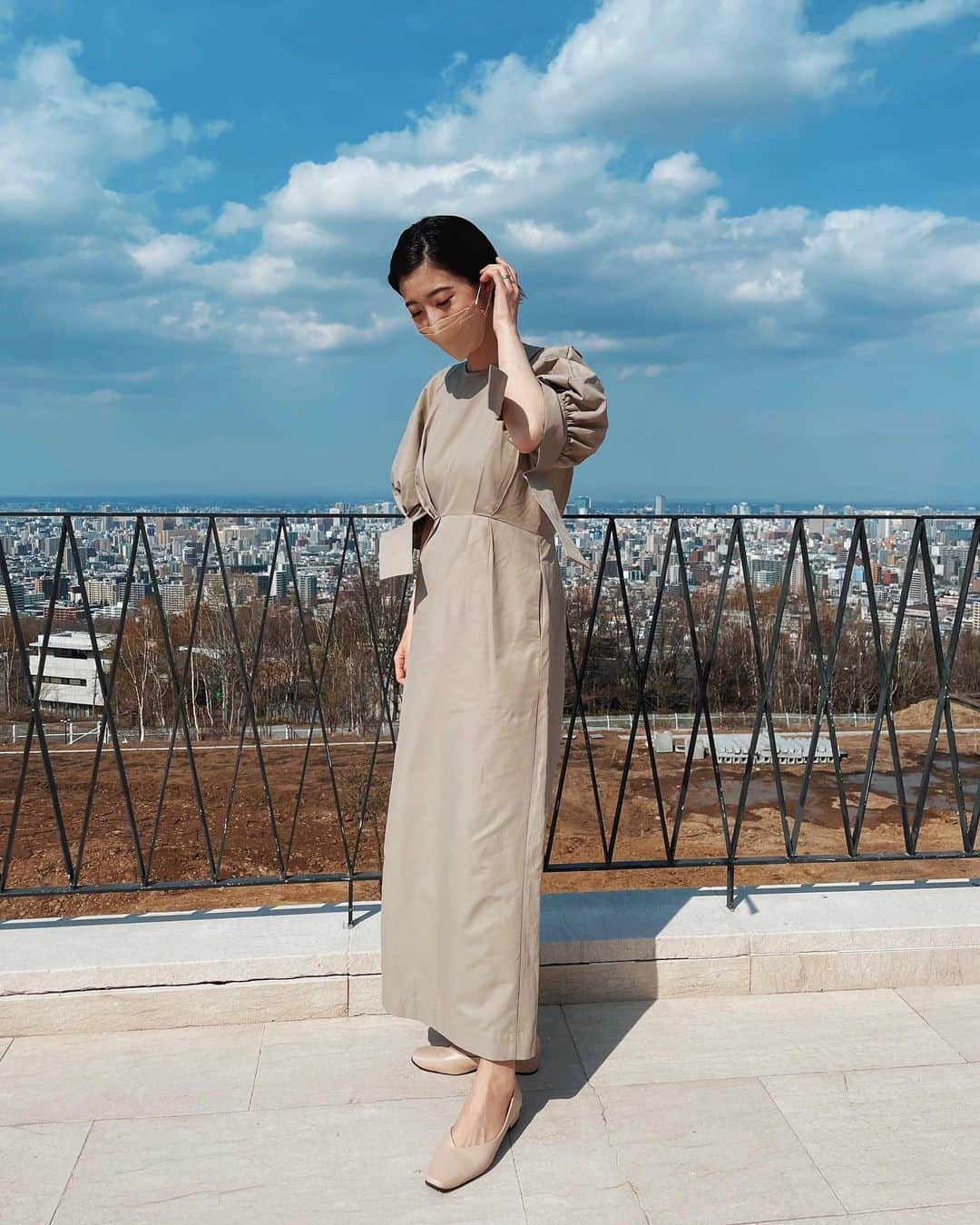 小玉ゆういのインスタグラム：「結婚式参列は大体いつも @style_mixer のワンピースを新調してしまう🤗 丈がちょうど良くて、デザインも可愛い🙆‍♀️  初めてジェルで固めてオールバック（できてるか分からないけど）にも挑戦してみたけど楽でいいね〜🥰  #stylemixer」