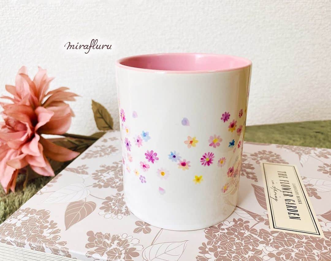 miya(ミヤマアユミ)さんのインスタグラム写真 - (miya(ミヤマアユミ)Instagram)「🆕マグカップ 春にぴったりなピンキーフラワーが登場です🌸 ピンクのマグカップとっても可愛い色です💓  人気のイチゴとレモンも少しだけリニューアルしました🍓🍋  グッズアカウント⬇️ @mirafluru   (2枚目、遠近感でレモンが細長に見えますがサイズは全て同じです)  #花とDoll展 #COMITIA140 #コミティア140   #mug #マグカップ #食器 #ティータイム  #ピンク #pink #花 #flower #flowers  #artwork #watercolor #水彩 #透明水彩 #art #illust #illustration #draw #illustrator #イラスト #イラストレーター #手描き #手書き #アナログ #アナログイラスト #mirafluru」4月28日 20時24分 - miya78pic