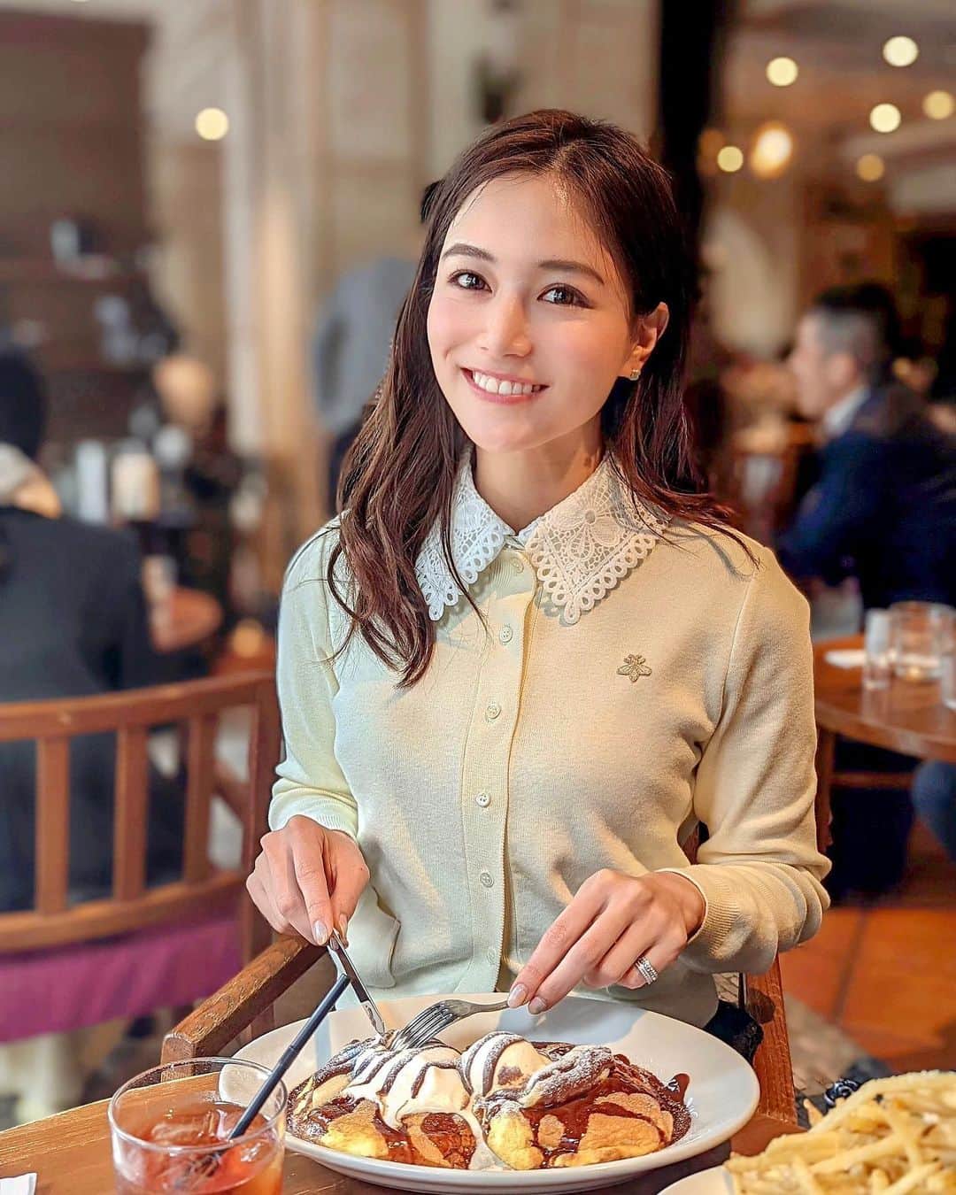 のインスタグラム：「こんばんは❤️ . 最近春で新しいドラマがたくさん始まって、皆さんご存知ドラマ好きの私は大忙し！笑　最近友達ともランチしててもドラマの会話が増えました笑 . そんな中で気軽な感じで観られて、共感と願望がたっぷり詰まったイチオシドラマがこれ❣️ . WOWOWの『WOWOWオリジナルドラマ　今どきの若いモンは』✨ 新卒で会社に入社した人なら共感シーンが多くて新卒あるあるが楽しいはず！そして反町隆史さんが最高の上司役でまさに理想の上司でずっと観ていたくなります🙆‍♀️🧡 . サブキャラもインパクト大でちゃんとひとりひとり背景とかストーリーがあるから面白いの💗✨ 先日モデルプレスの座談会でもプロデューサーの方とお話しさせていただいて、色々お話し聞いたらもっと面白くなっちゃった💗 その内容も記事にたっぷり書いてあるのでぜひ記事も読んでみてね！ . ちなみにWOWOWで毎週土曜日午後10:30~放送中、WOWOWオンデマンドでも配信中💗 WOWOWオンデマンドでは、申し込み月内であればいつでも解約可能な無料トライアルも実施中❣️（めちゃお得！） 1話約8分なのでWOWOWオンデマンドなら気軽にスマホやPCで見ることが出来るからいいよ📺 . WOWOWのドラマは、湊かなえさん原作とかミステリー系もかなり拘られてドラマ化してたりして、見応え満点！！オンデマンドだと見放題だし本当GWに無料トライアルは必須です🙆‍♀️ . #WOWOW #今どきの若いモンは #ドラマ #PR #春ドラマ #新卒 #新社会人 #新生活 #会社 #上司 #上司と部下 #gw #ゴールデンウィーク #gwの過ごし方 #ドラマ好き #湊かなえ #反町隆史 #趣味 #新入社員 #会社員 #あるある #漫画好き #漫画 #コミック #おうち時間 #おうち時間を楽しむ #インドア #おうちで過ごそう #ひとり時間 #ランチ」
