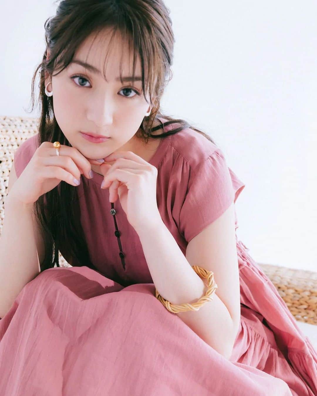 平祐奈のインスタグラム：「🤍🤍🤍 身長155cmの私もオシャレで大人っぽく なれるお洋服とたくさん出逢えました🌷  これから楽しみな夏服 皆さんもぜひCheckしてみて下さい☺︎ @cohina.official   Look Member @tougeyuzo  @mar_it  @morinaito  @ayako_cohina」