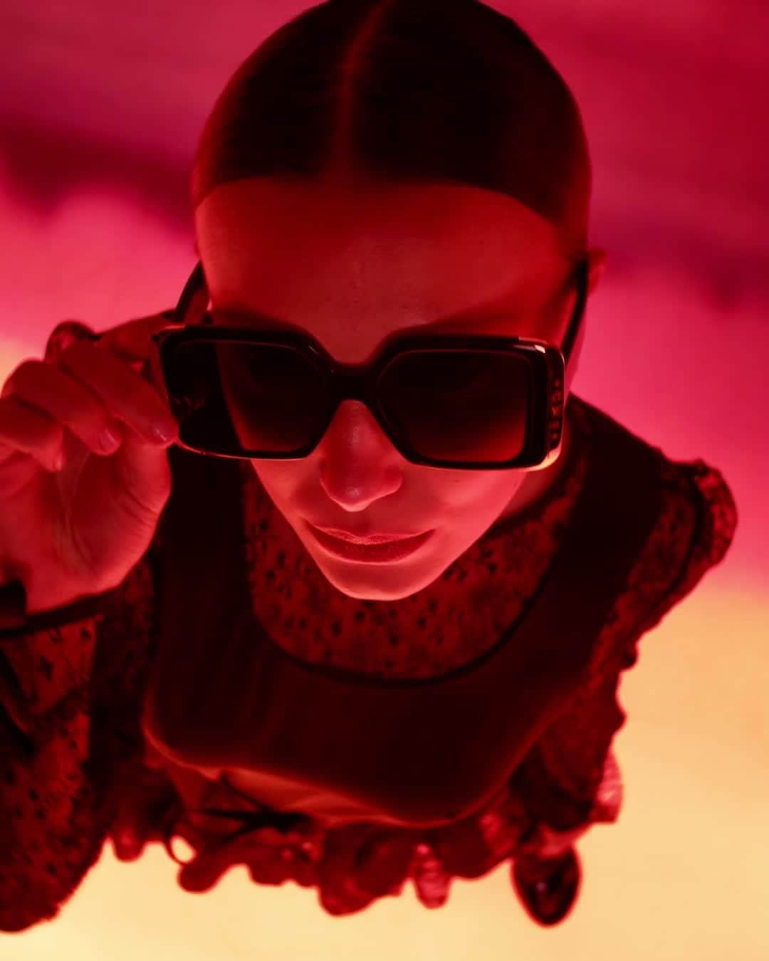 のインスタグラム：「A gleaming reflection. Demonstrating the Maison’s exceptional savoir-faire, #LouisVuitton’s codes are reflected throughout the collection. Discover the season’s sunglasses as worn by @lousandtheyakuza, @milliebobbybrown and @karliekloss via link in bio.   Exclusively available in stores and on louisvuitton.com」