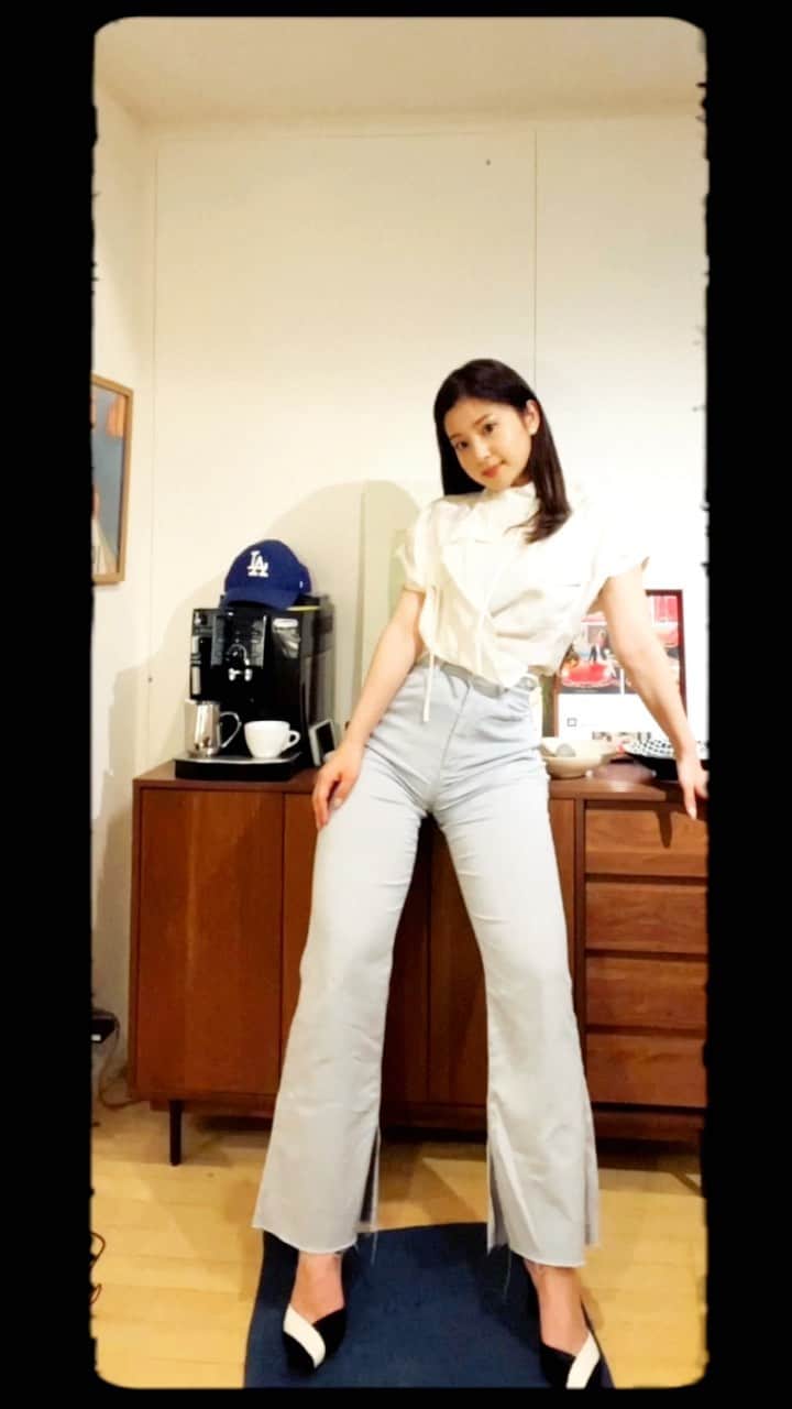 のインスタグラム：「、 今回もおすすめのボトムスのご紹介です👖❤️  詳しくは動画内をご覧ください♪  Lee  ジェギンス カラーストレッチ  スリットフレアパンツ ライトグレー/Size S/¥8,950（税込）  SOMETHING フレアパンツ ブラック/Size M/¥7,920（税込）  EDWIN LADIES ジャージーズ スリムストレート 淡色ブルー\Size M/¥9,900（税込）  @something_jean　 @leejeansjp  @edwin_japan #something_jean　#leejeansjp #ジャージー」