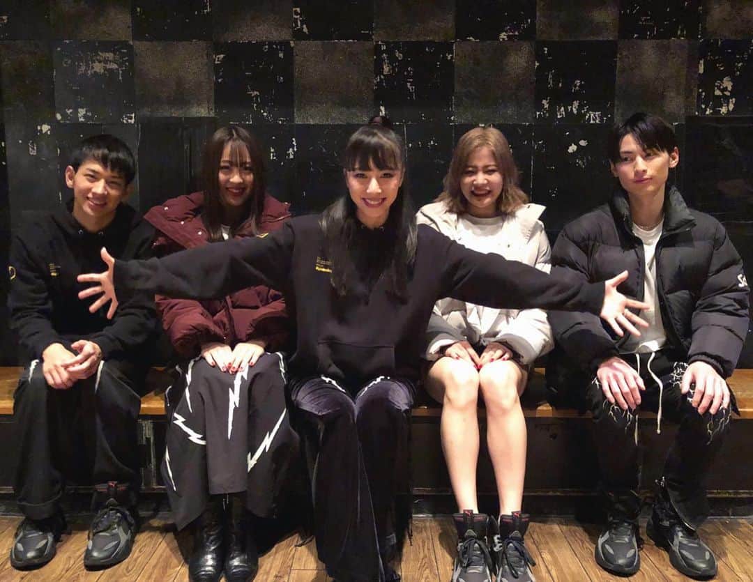 honoka のインスタグラム：「待ちに待ったツアーが明日から はじまりますっ✊  前回のツアーから2年も経ったよ 久しぶりに全国のみんなに会える🥹  どうぞよろしくおねがいします🧚‍♀️✨  #2年前のツアーで撮ったらいぶざんまいっポーズ😂」