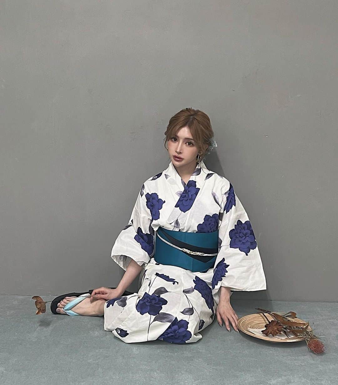 小原優花のインスタグラム：「先日のSugarさん @dress_sugar 浴衣撮影♡🌻  今年も彩り鮮やかなSugarさんオリジナル柄の可愛い浴衣が揃っていました🥰✨  １番お気に入りだった白地に青系の浴衣は帯の裏が黒いのもオシャレ！💙💙  こだわり詰まった浴衣はぜひSugarさんでチェックしてみてください☺️💕  ヘアメイクは初めましてのいむたんさんでした🙏🏻💓  @imutan_makeup  とっても素敵なアレンジありがとうございました！🥹✨  #sugar #シュガー #浴衣 #撮影 #2022ss」