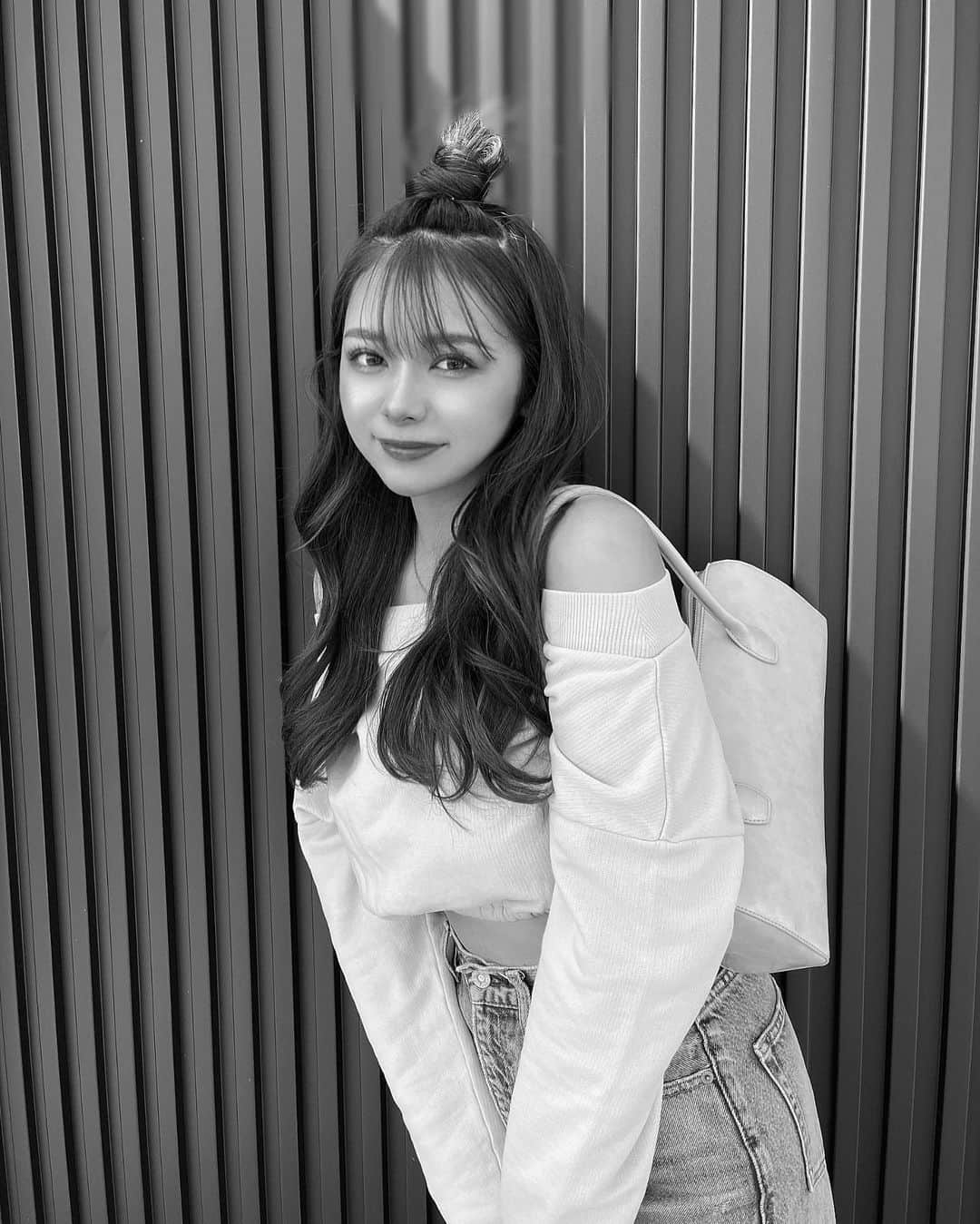 のインスタグラム：「.  𝐇𝐚𝐥𝐟 𝐮𝐩💛  お団子ヘア好評で嬉しい✌🏻 ̖́- 高校生の時ハマって一時期ずっとしてた笑  . #春コーデ #プチプラコーデ #ママコーデ #女の子ママ」
