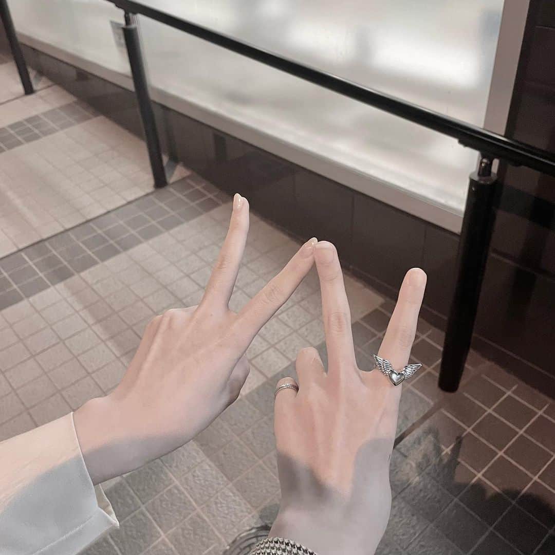 関谷瑠紀さんのインスタグラム写真 - (関谷瑠紀Instagram)「. 爪折れた人と綺麗すぎる人（たかひら）の手。笑 ⁡ あ、そういえば！やっと新しい絵文字が使えるようになった〜！！🥹全部可愛くて、これからSNSで使いまくります。 ⁡ 特にこれがすき🫡 ⁡ #nicola #ニコラ #ニコモ #ニコラ5月号発売中 #関谷瑠紀」4月28日 21時34分 - ruki_0808