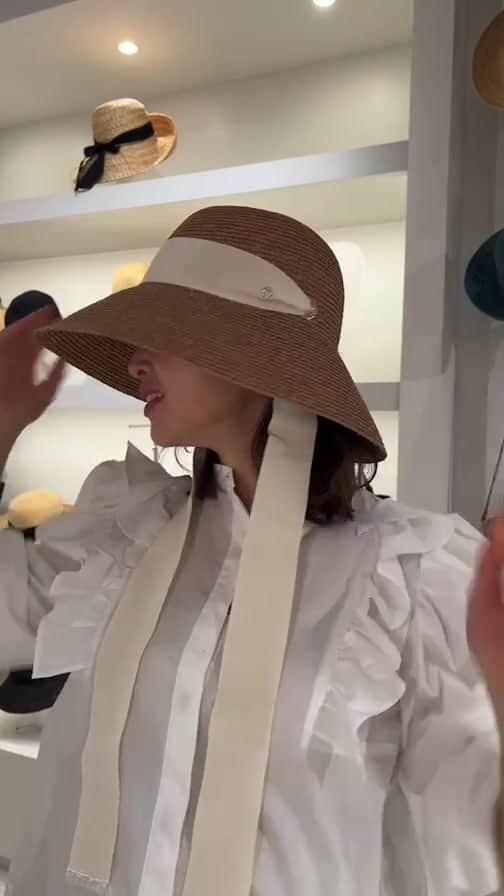 のインスタグラム：「@helen_kaminski インスタライブ👒✨  長年愛用しているラフィアハットとバッグのブランド #ヘレンカミンスキー の新作を色々とご紹介しました✨  参加いただいた皆さまありがとうございました❤️  #helenkaminski #akiweng #ginzasix」