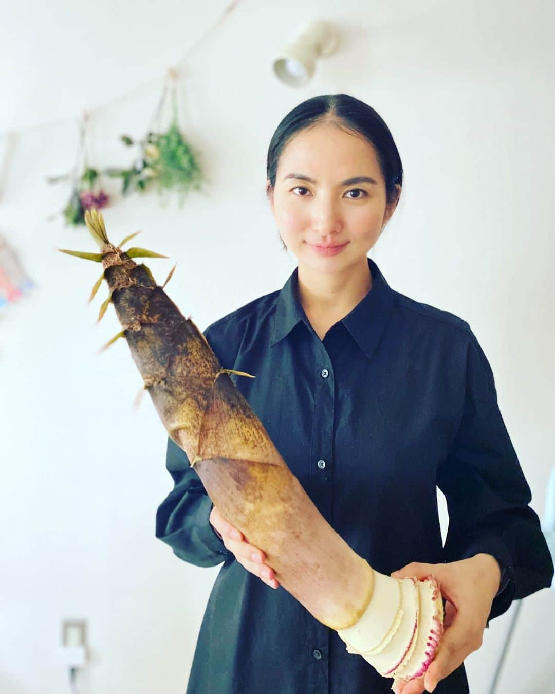 芥川舞子さんのインスタグラム写真 - (芥川舞子Instagram)「ちょっ！ こんな大きなタケノコ見たことない...😂  敷地内の竹林(通称：うちの庭) で管理人さんが採ったタケノコをおすそ分けして頂くというのがこのアパートの毎年恒例行事らしく、お引っ越ししてからちょうど1年くらい経つ私たちは今回が初めて。  洗濯物を干していたら、管理人さんがベランダ越しに採れたてのタケノコをくれるんです。。。  産地直送すぎませんか！？ 当然ながら無農薬だし、最高です。  今シーズンは、この巨大なタケノコで締めくくり。 今夜も我が家はタケノコご飯です🙏  最近の幸せな出来事☀️」4月28日 21時56分 - maiko.akutagawa