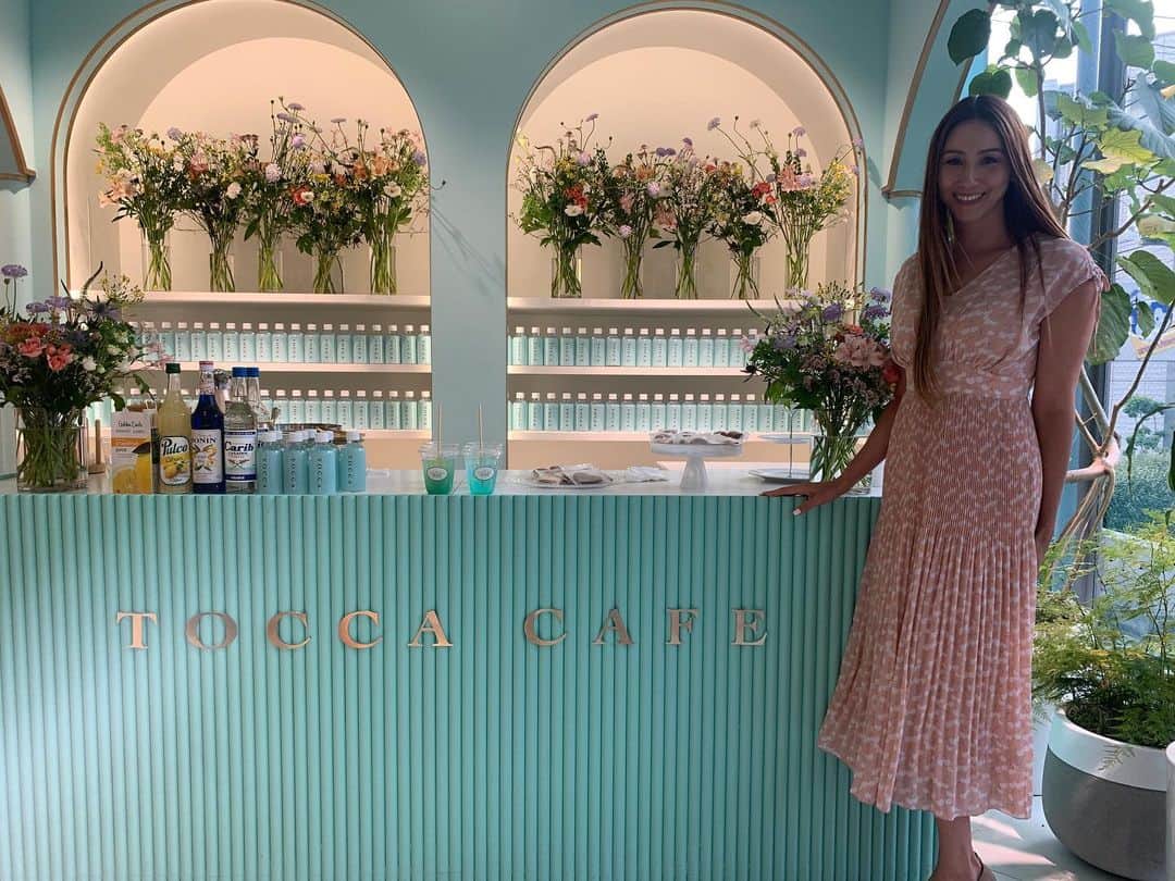 道端カレンのインスタグラム：「TOCCA CAFEに遊びに行ってきました❣️ 期間限定のTOCCA CAFEめちゃめちゃ可愛くて、レモンジュース🍋も美味しかった〜💕 今着てるのは新作ワンピースで、試着させていただきました〜！ #tocca  #toccacafe @tocca_officialstyle  @ow_pressroom @tocca_japan」