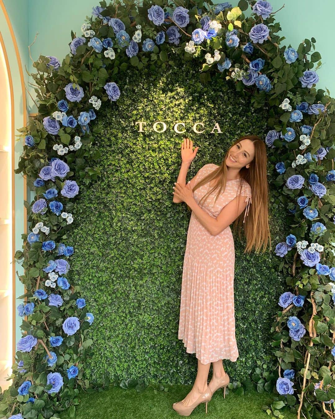 道端カレンのインスタグラム：「TOCCA CAFFE 撮影スポットも素敵でした〜💜💜💜 開催期間：5月2日（月）～5月5日（木）11:00～19:00 場所：TOCCA STORE OMOTESANDO @tocca_officialstyle  @tocca_japan  @ow_pressroom  #toccacafe」