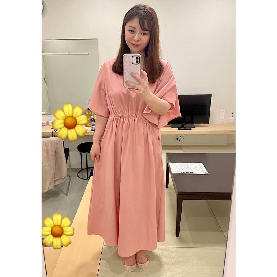 上杉桜子のインスタグラム：「ご無沙汰しております！  先日のスタジオ収録では、最近にしては珍しくピンクのワンピースを着てみました☺️♪  さて、明日からいよいよゴールデンウィークに突入ですね✨ ３年ぶりにどの地域にも緊急事態宣言が出されていない大型連休ということでお出かけされる方も多いと思います！ 皆さん気をつけながらも素敵なゴールデンウィークをお過ごしください☺️  #日テレ #女神のマルシェ #アナウンサー #上杉桜子 #素敵なゴールデンウィークを」