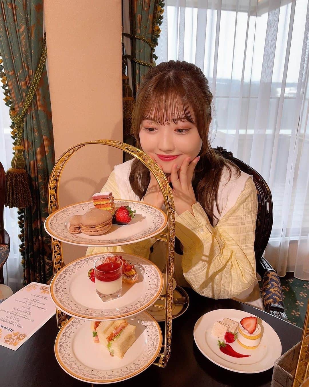 日下部愛菜のインスタグラム：「🍰⸝⋆ 　　　　　　 新潟スイーツ部最後のロケでいただいたロイヤル胎内パークホテルさんのアフタヌーンティー☺️☕️ 　　　　 #新潟カフェ #新潟スイーツ部」
