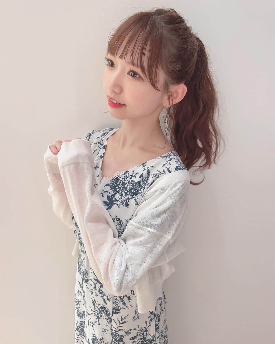 畑美紗起のインスタグラム：「CanCamRoomのスタイリング ヘアメイク、かわいかった〜👗💐  いつもより大人だよね？☁️ 似合ってるかな？♡♡  #dailylook #コスメ #メイク #ヘアアレンジ #ポニーテール #春コーデ #cancam」