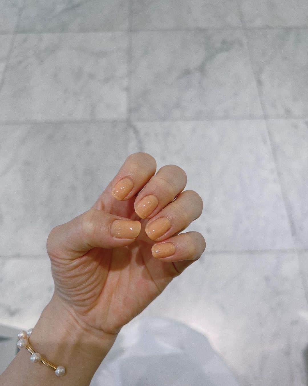 のインスタグラム：「そういえば🧡 今日のインスタライブに向けてネイルを新しくしたので、アップしておこう😙　  透け感のあるオレンジ色🍊 #CHANEL #chanelnails」