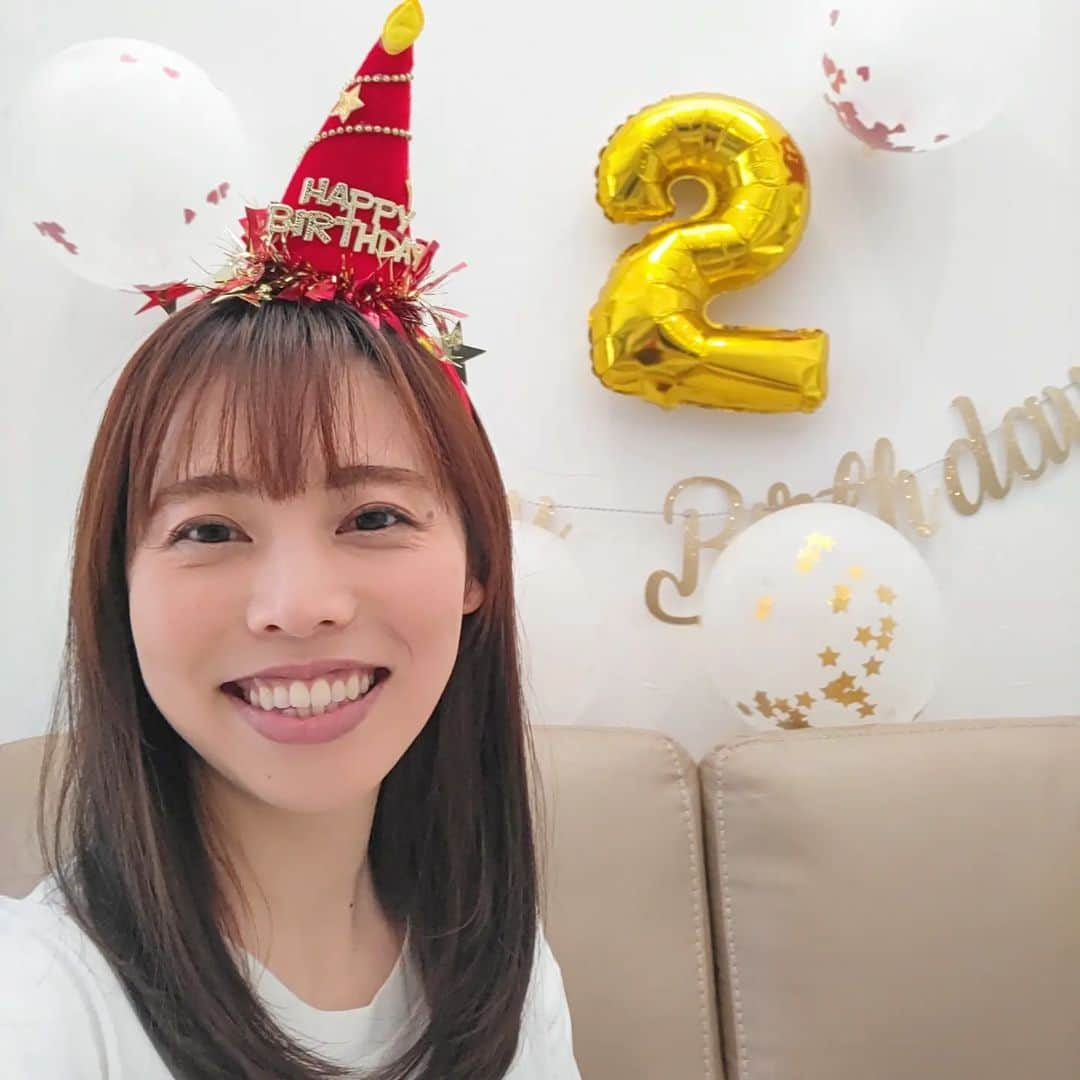 和泉杏のインスタグラム：「4/28で、38歳になりましたー！  やっとパパのタイミングが合って、8日前の娘のバースデー写真を撮ってたのですが、そーいえば今日は私の誕生日だから撮っとくか…てことで、 これかぶってパシャリ♪←ふるっ  娘も入ってくれました♡  『ママになって2年』という意味では、同じ2歳だー！  毎日笑って過ごせるのは娘のおかげ♡  パパもありがとう♡  みんなありがとう♡  #実はパパは私の誕生日忘れてた #嘘でしょ #午前と午後の仕事の合間に帰ってきてくれた #ただの偶然だった #ほんまかいな #そーかいな #愛娘 #幼児 #ちゃんちゃんちゃん #2歳 #ちゃんちゃんちゃんの成長 #菊田家の天使 #菊田家 #ハナコ菊田 #ハルカラきょう #1児のママ」